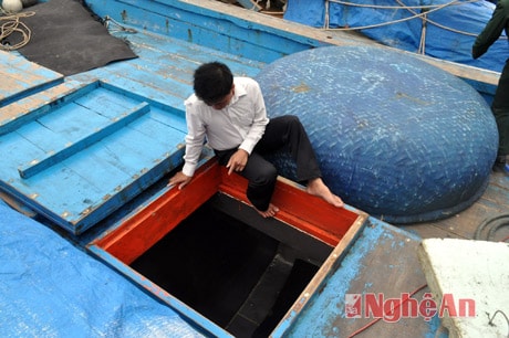 Anh Phan Văn Hải (xã Quỳnh Lập - TX. Hoàng Mai) giới thiệu hầm bảo quản bằng vật liệu PU trên tàu cá.