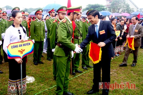 Các đồng chí lãnh đạohuyện trao cờ lưu niệm cho các đơn vị tham gia đại hội