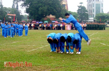 Môn Võ thuật Vovinam do các VĐV trường THPT biểu diễn