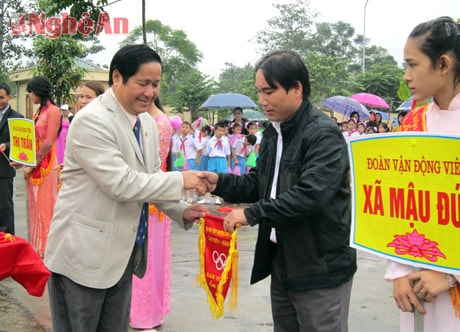 Đồng chí Lô Trung Thành tặng cờ luân lưu cho các đơn vị tham gia