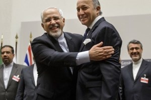 Ngoại trưởng Iran Mohammad Javad Zarif (trái) và người đồng cấp Pháp Laurent Fabius tại buổi ra tuyên bố về thỏa thuận. (Ảnh: AFP/Getty Images)