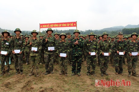 Đồng chí Đại tá Hà Tân Tiến – Phó CHT – TMT – Bộ CHQS tỉnh tặng quà cho cán bộ, chiến sỹ hoàn thành xuất sắc nhiệm vụ trong đợt diễn tập 