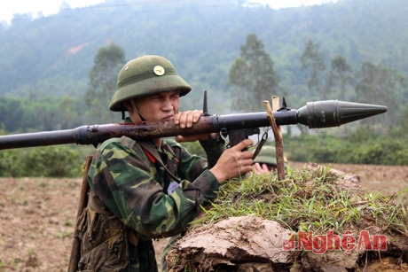xạ thủ B41 sẵn sàng nhã đạn tiêu diệt mục tiêu