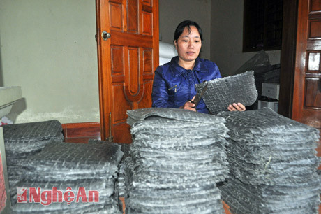 Nghề sản xuất bánh đa, kẹo lạc của Làng nghề Đông Nhật – Hưng Châu mang lại thu nhập ổn định cho bà con.