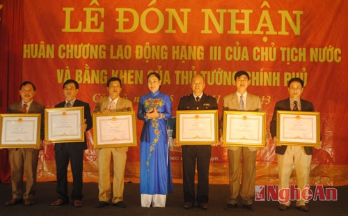 Thừa ủy quyền của Chủ tịch nước, Thủ tướng chính phủ, Đồng chí Đinh Thị Lệ Thanh trao Huân chương lao huân chương lao động và bằng khen của Thủ tướng cho các cá nhân có nhiều thành tích.