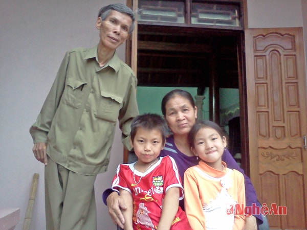 Vợ chồng nhà thơ Trương Quang Thứ cùng các cháu nội