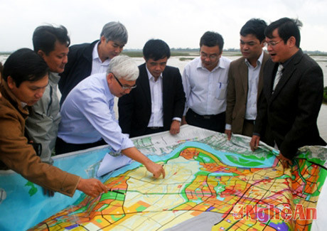 Đoàn đi khảo sát thực địa tại xã Hưng Hòa (TP Vinh)