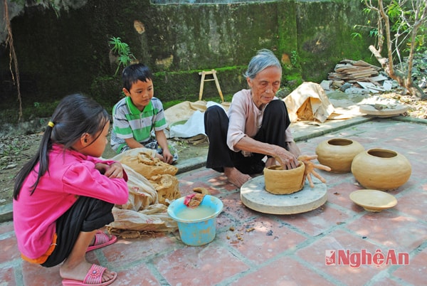 Cụ bà Phạm Thị Hoàng, xã Trù Sơn, Đô Lương tỉ mẩn tạo nên những chiếc nồi đất. 