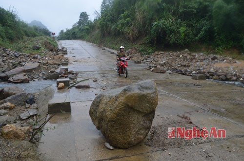 Đoạn qua đập tràn Kẻ Tắt, những tảng đá lớn bị nước đưa từ trên núi xuống đường.