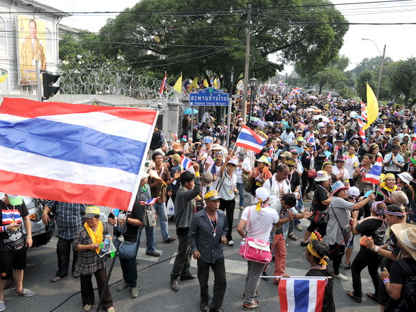 Người biểu tình chống chính phủ tập trung trước Bộ Nội vụ ở thủ đô Bangkok ngày 26/11. (Nguồn: THX/TTXVN)