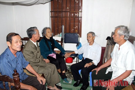 Ban cán sự khối 13 - phường Bến Thủy - TP Vinh thăm hỏi gia đình chính sách.