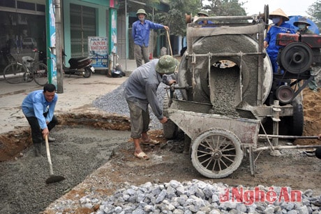  Đổ bê tông nâng cấp đường giao thông ở Diễn Thành – Diễn Châu