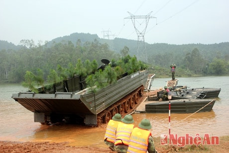 Cán bộ, chiến sỹ Lữ đoàn Công binh 414 thực hành “Đảm bảo vượt sông bằng phà GSP và PTS” trong diễn tập.