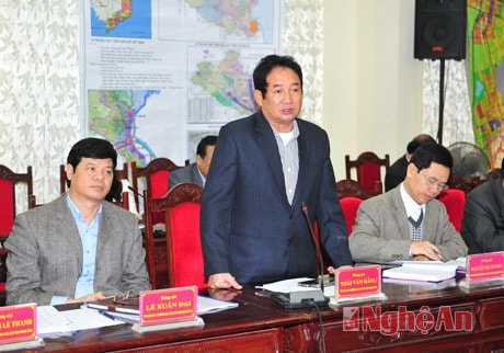 Đồng chí Thái Văn Hằng phát biểu góp ý vào đề án quy hoạch phát triển thành phố Vinh