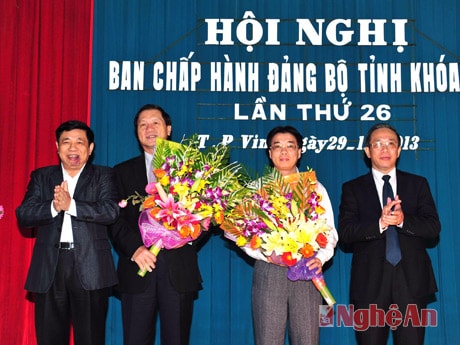Tặng hoa chúc mừng hai đồng chí được bầu vào Ban Thường vụ