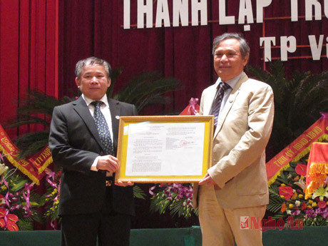Đồng chí Bùi Văn Ga, Thứ trưởng Bộ Giáo dục và Đào tạo trao quyết định của Thủ tướng chính phủ