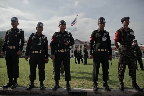 Binh sĩ Thái Lan gác bên ngoài khi những người biểu tình bao vây trụ sở quân đội ở Bangkok ngày 29/11. AFP/ TTXVN