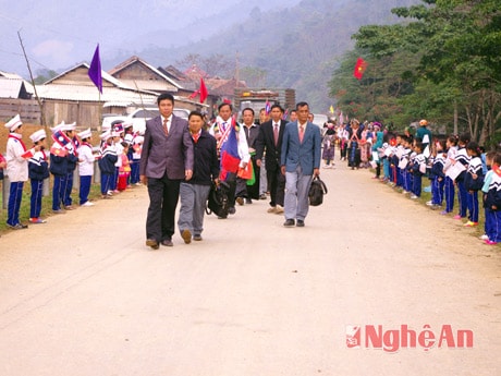 Nhân dân bản Mường Phú đón bạn Lào