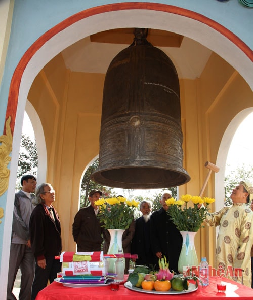 Giáo sư, NGND Nguyễn Đình Chú khai chuông đầu tiên.