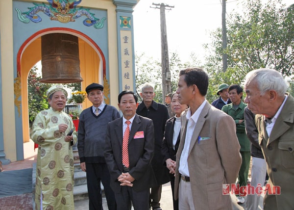 Quan khách và dòng họ về dự lễ. 