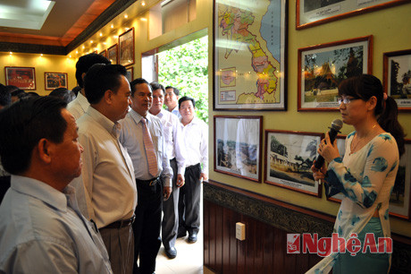 Đoàn cán bộ Lào tham quan phòng trưng bày về Chủ tịch Cay xỏn Phômvihản tại Bảo tàng Xô Viết, tháng 8/2013.Ảnh: Văn Hải