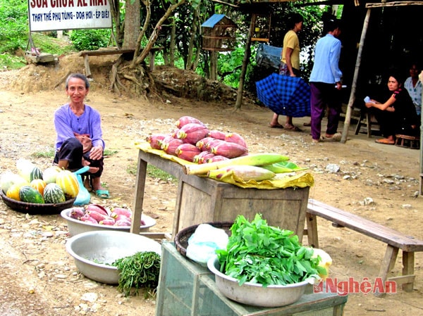 Cụ Xinh bán rau rừng.