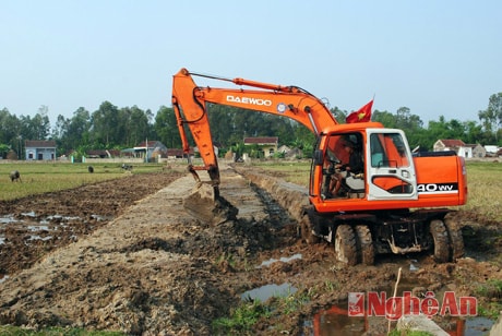 Quy hoạch lại đồng ruộng tạo điều kiện để nông dân đưa máy vào sản xuất. Ảnh: Văn Trường