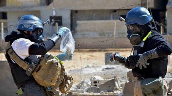 Các thanh sát viên lấy mẫu kiểm tra tại Syria. Nguồn: AP