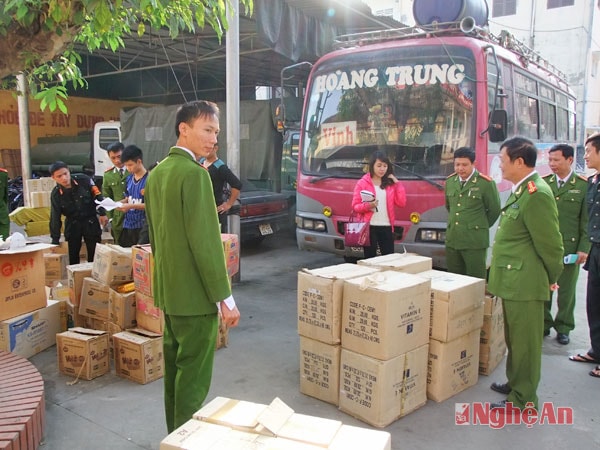 Lực lượng công an kiểm tra xe khách và số hàng nhập lậu thu giữ