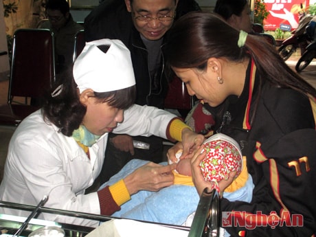 Tiêm phòng cho trẻ tại Trạm Y tế phường Hồng Sơn (TP. Vinh).