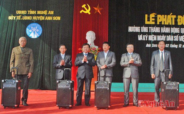 Tặng quà truyền thông cho 4 câu lạc bộ người cao tuổi huyện Anh Sơn