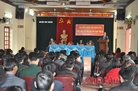 Quang cảnh buổi tiếp xúc cử tri tại thị trấn Yên Thành
