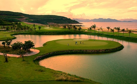 Sân golf Vinpearl tọa lạc trên đảo Hòn Tre xinh đẹp. 