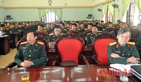 Các đại biểu nghe thông báo kết quả ký họp thứ 6