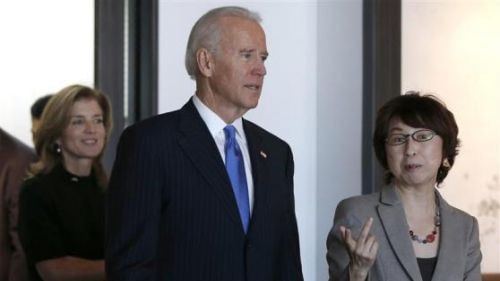 Phó Tổng thống Biden (giữa) và Đại sứ Mỹ tại Nhật Bản Caroline Kennedy gặp bà Tomoko Namba, người sáng lập công ty cung cấp dịch vụ thương mại và trò chơi điện tử DeNA tại Tokyo (Ảnh Reuters)