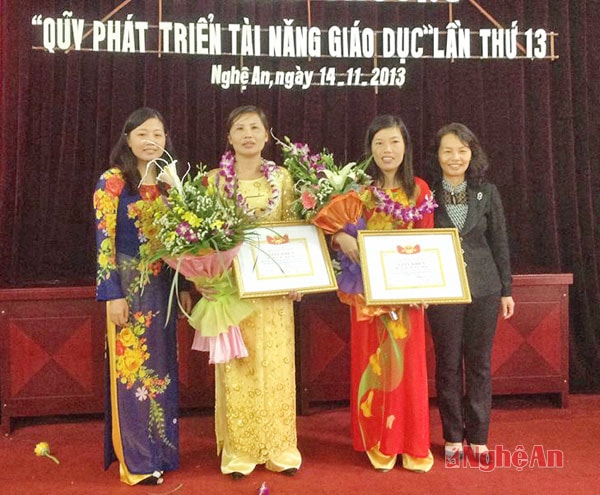 Cô giáo Hoàng Thị Hoài Thanh (thứ 2 phải sang) trong lễ vinh danh Giáo viên tài năng năm 2013.