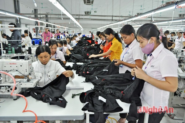 Dây chuyền may hàng xuất khẩu tại Công ty TNHH Nam sung Vina (Diễn Châu).Ảnh: Mai Hoa