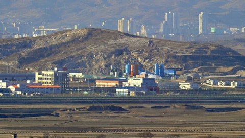 Toàn cảnh Khu công nghiệp chung Kaesong từ tháp quan sát của Hàn Quốc ở Paju. Ảnh: AFP