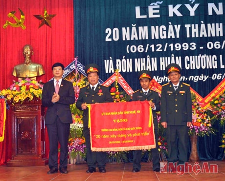 Đồng chí Lê Xuân Đại trao bức trướng của UBND tỉnh cho tập thể nhà trường 