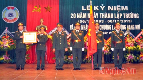 Thiếu tướng Nguyễn Chí Hướng trao huân chương lao động hạng nhì
