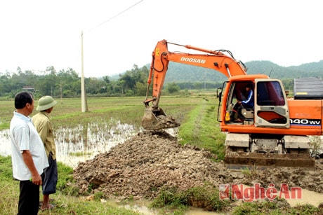 Nhân dân Nam Thành góp tiền thuê máy làm giao thông nội đồng.