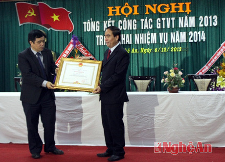 Đc Huỳnh Thanh Điền phó Chủ tịch UBND tỉnh trao bằng khen của Chính phủ cho đông chí Hoàng Văn Huệ phó giám đốc sở GTVT 