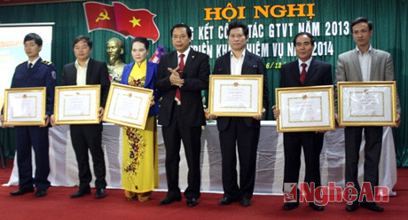 Đc Nguyễn Hồng Kỳ UVBCH Tỉnh ủy GĐ Sở GTVT trao bằng khen của Bộ GTVT cho các cá nhân đoạt thành tích Xuất sắc năm 2013