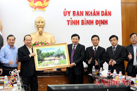 Đồng chí Nguyễn Xuân Đường trao quà lưu niệm cho UBND tỉnh Bình Định