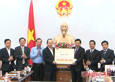 Đồng chí Nguyễn Xuân Đường trao tiền ủng hộ 150 cho đồng bào lũ lụt tỉnh Bình Định