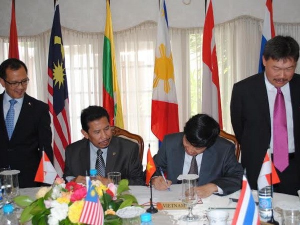 Đại sứ Lê Huy Hoàng nhận chức Chủ tịch Ủy ban ASEAN tại Pretoria. Ảnh: Vietnam+