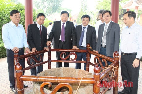 Lãnh đạo tỉnh tham quan giếng cổ của gia đình Vua Quang Trung tại Tây Sơn - Bình Định.