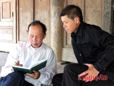 Tác giả và Trưởng bản Vừ Giông Nênh (phải). Ảnh: Vi Tân Hợi.