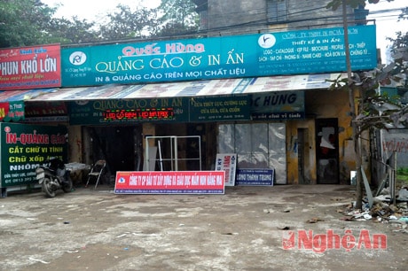 Nhà vệ sinh trước Nhà C7, phường Quang Trung nay trở thành ki-ốt làm quảng cáo
