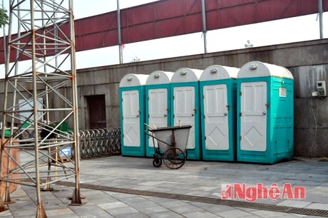 Nhà vệ sinh trong khu vực Quảng trường khóa chặt cửa...